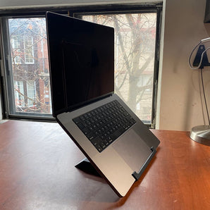 Ergonomiskt MacBook Pro-stativ för 14-tums och 16-tums M1 Pro/Max-modeller