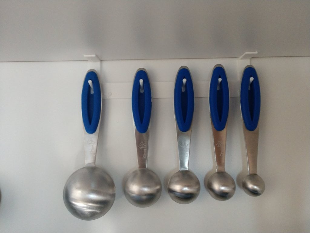 Målekoppe- og Skeholder til Skabshylden