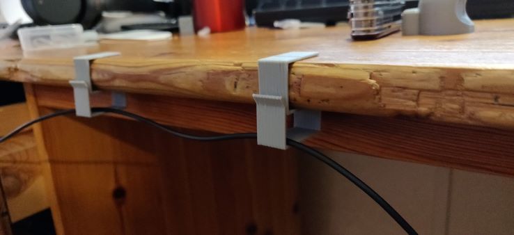 Kabelhanteringsklämma för skrivbord och hylla