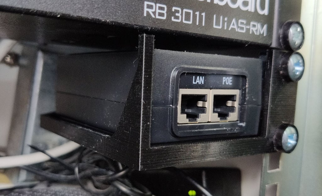 Ubiquiti PoE adapterhylla för rackmontering