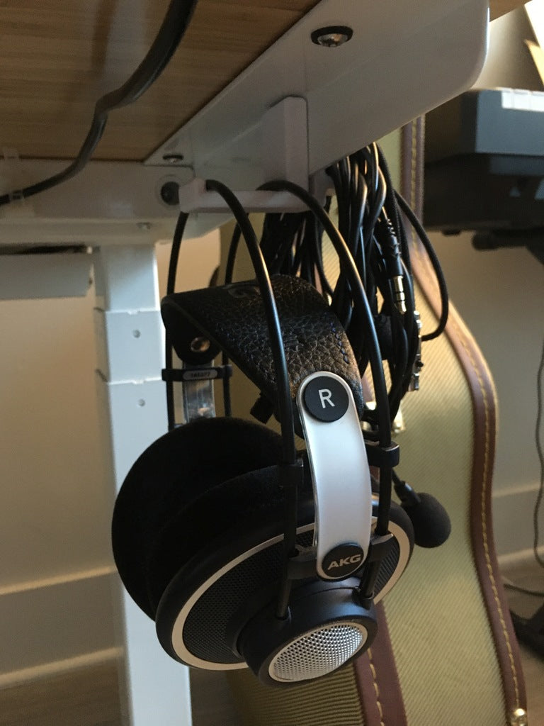 Hörlurskrok under skrivbordet för helt Jarvis höj- och sänkbord