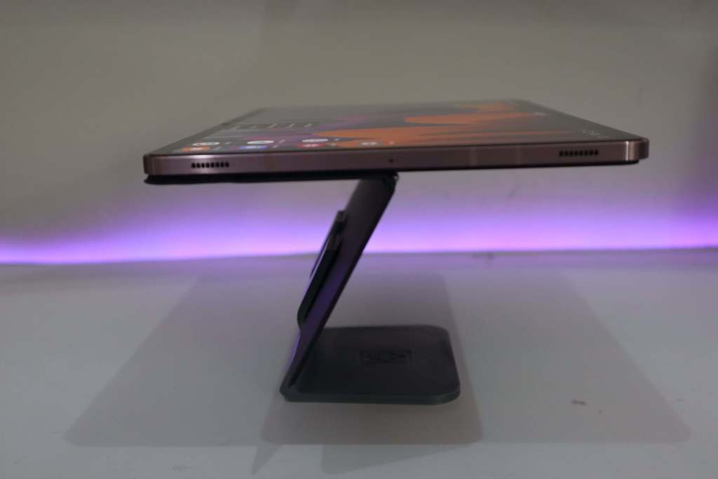 Flyttbart tablettställ för Microsoft Surface Pro och Samsung Galaxy Tab S7 med justerbart stöd