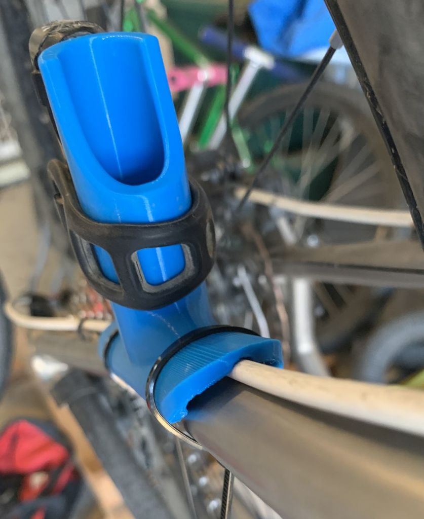 Säker cykelljushållare för bakre kedjestag