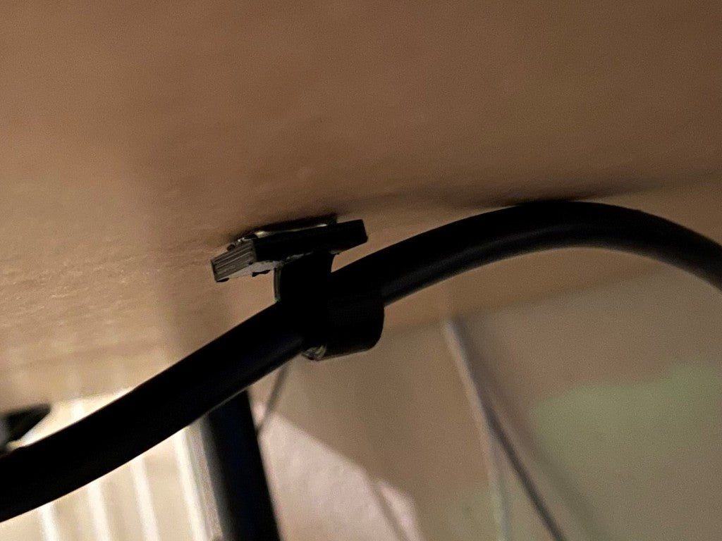 Kabelkrok under skrivbordet - Kabelhållare för effektiv kabelhantering