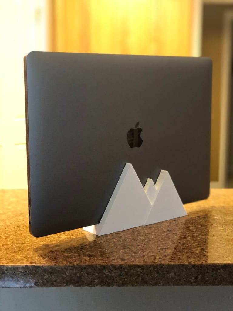 Vertikalt stativ för MacBook Pro 2018-modell med bergslandskapsdesign