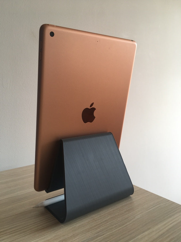 Enkelt iPad-ställ med plats för Apple Pencil och Lightning-kabel