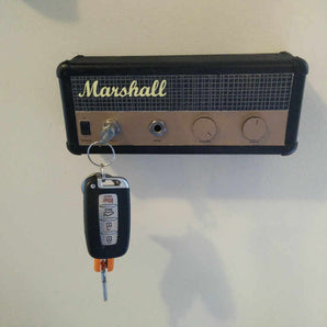 Väggmonterad nyckelhållare i gitarrförstärkardesign