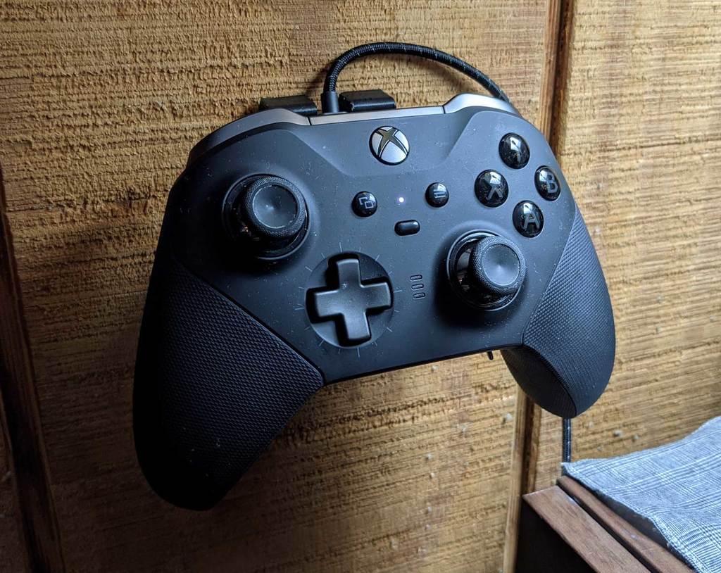 Xbox Elite Series 2-kontroll och väggfäste för laddningsdocka