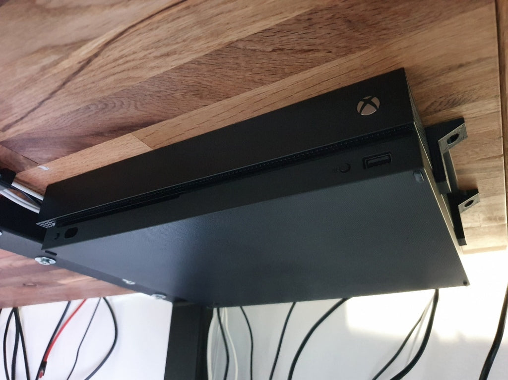 Xbox One X under skrivbordsfäste