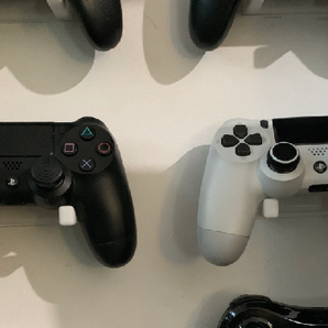 Universellt handkontrollfäste för spelkontroller