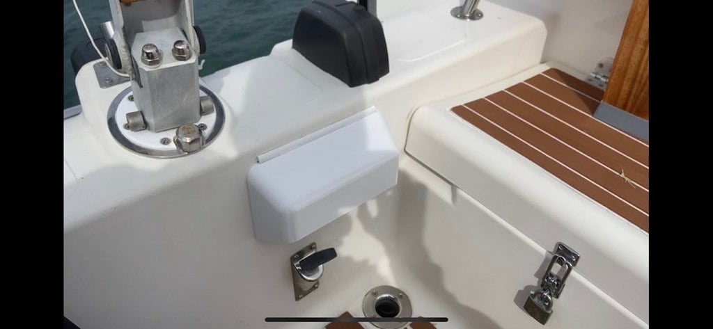 Gångjärnsförsett lock för panel på båtmotor
