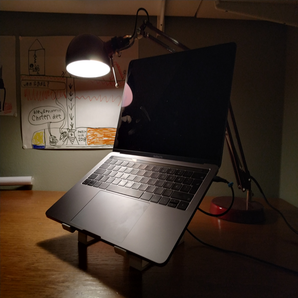Upphöjt stativ för MacBook Pro 13"