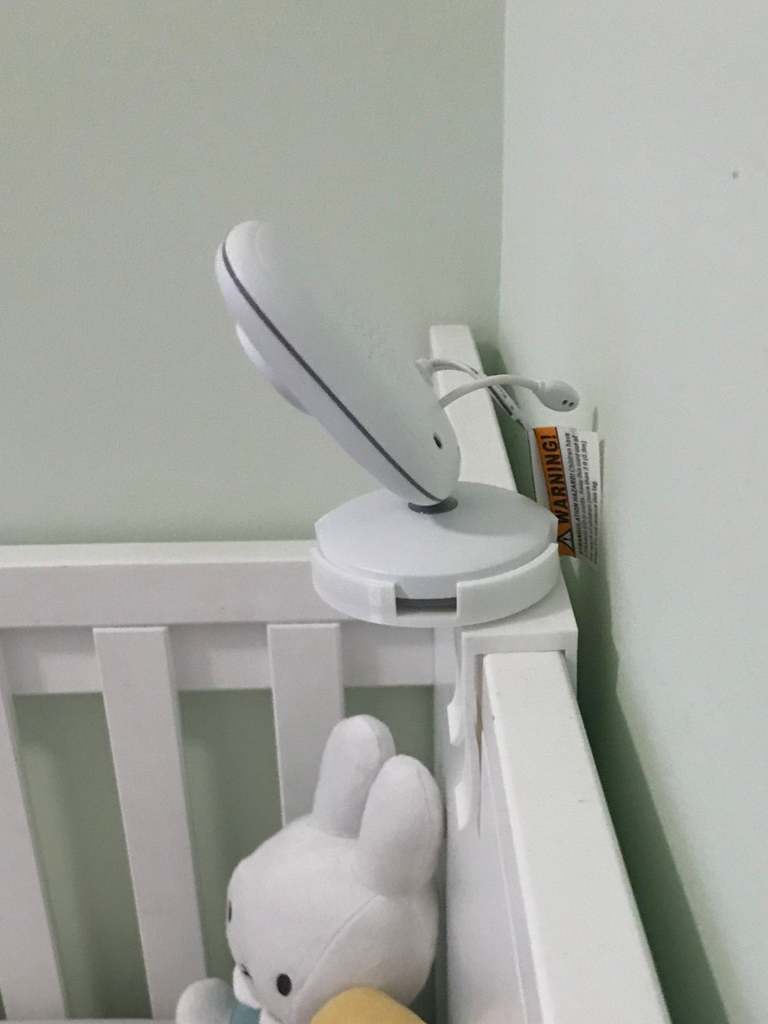 Kamerafäste för babyvakt med excenterhål