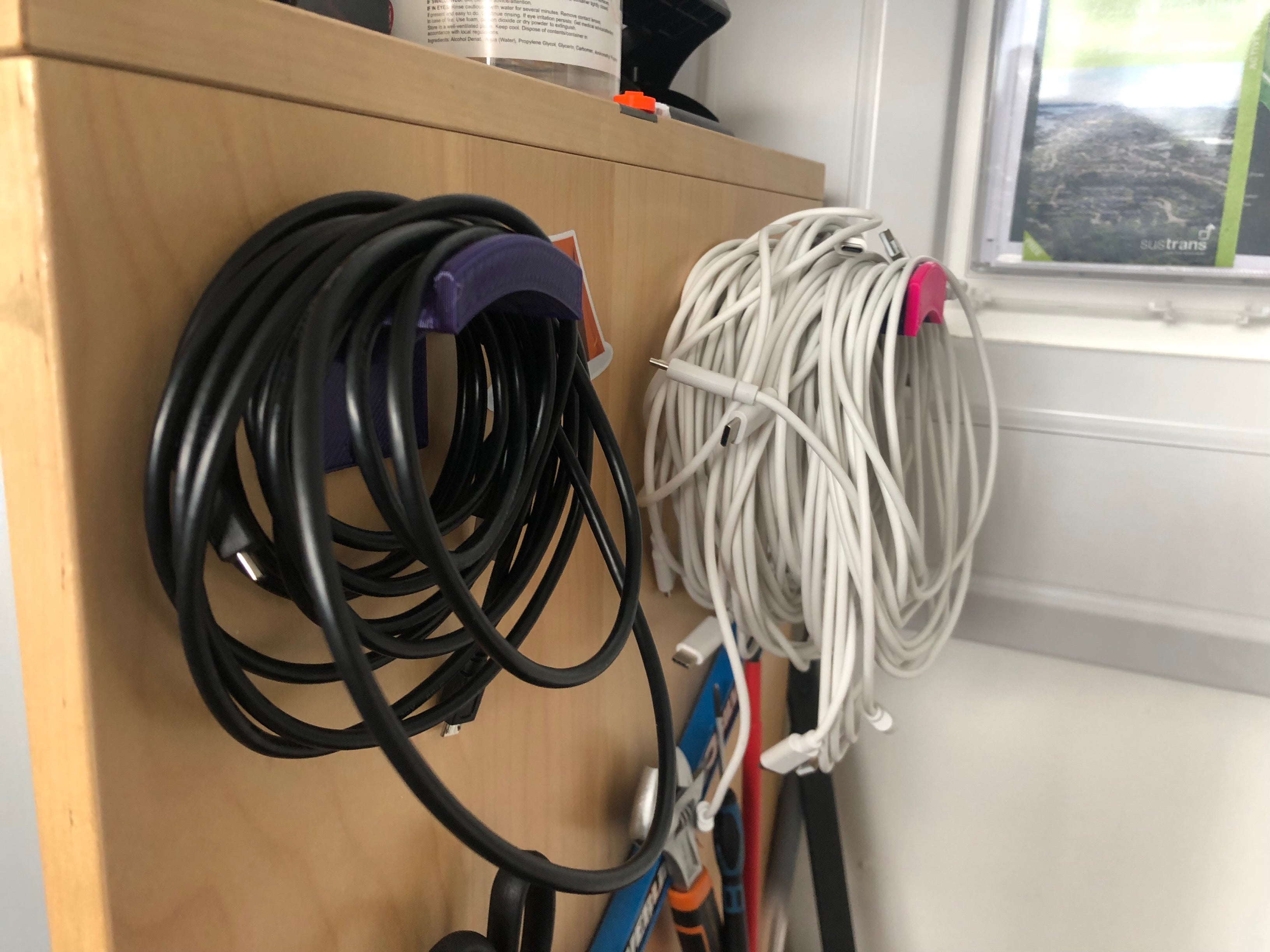 Praktisk kabelhållare
