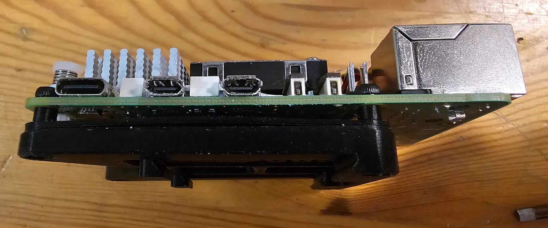 Lågprofil DIN-offsetfäste för Raspberry Pi 3B, 4 eller 5