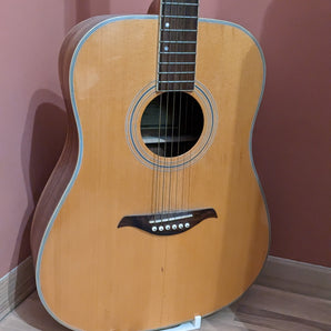 Universell gitarrhållare för säker förvaring