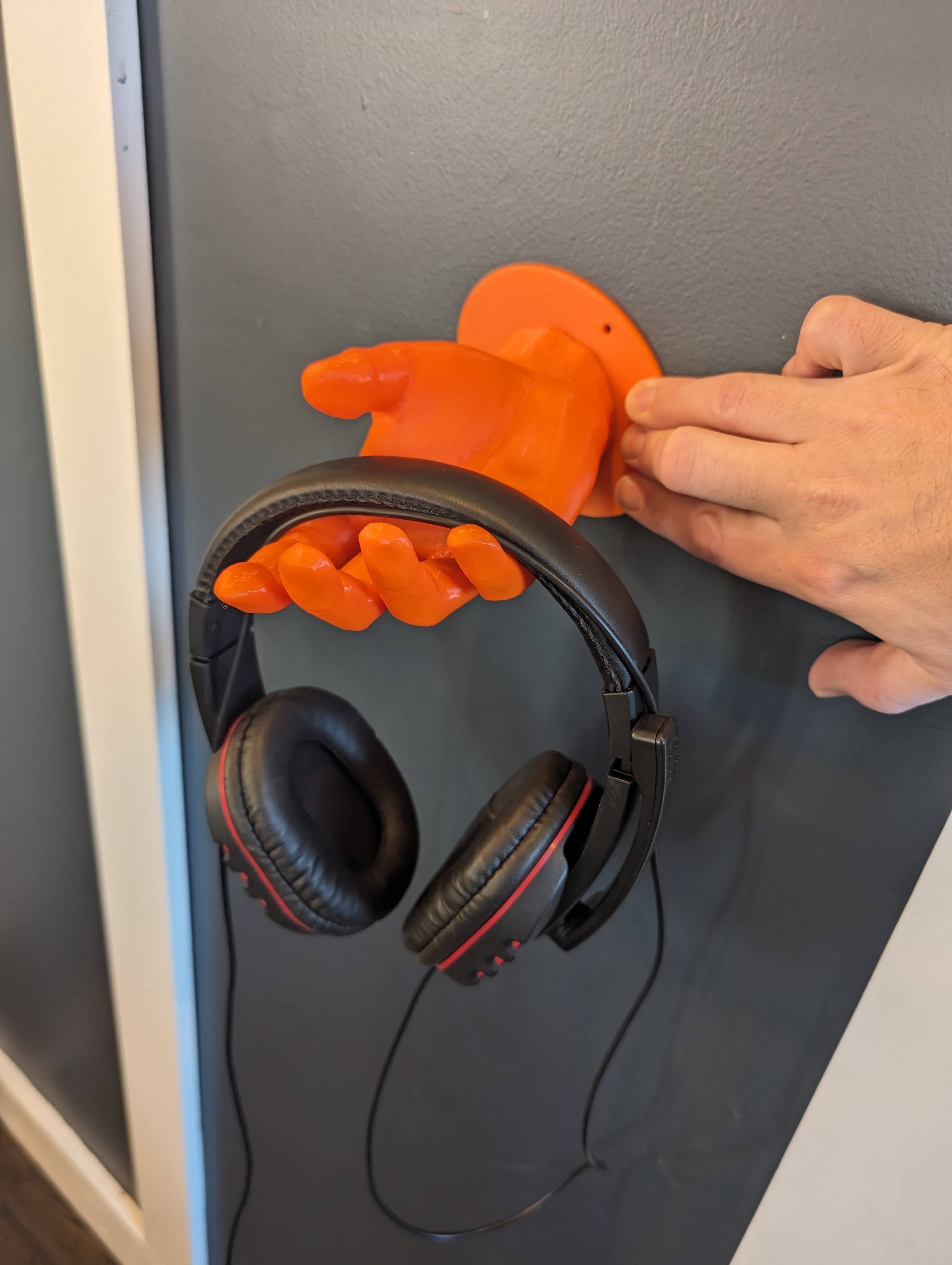 Väggmonterbar hörlurshållare i form av en hand