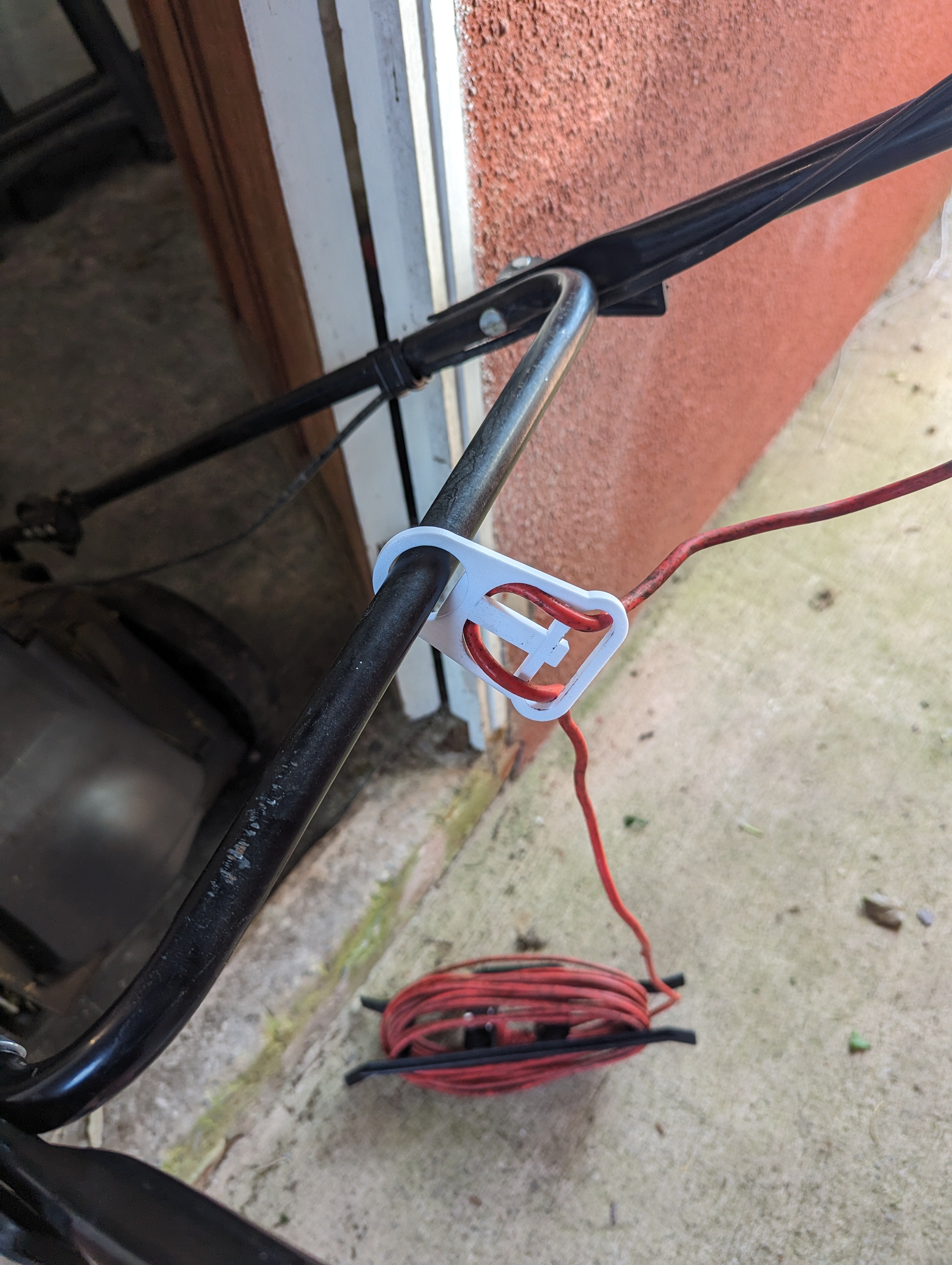 Kabelhållare för elektrisk gräsklippare
