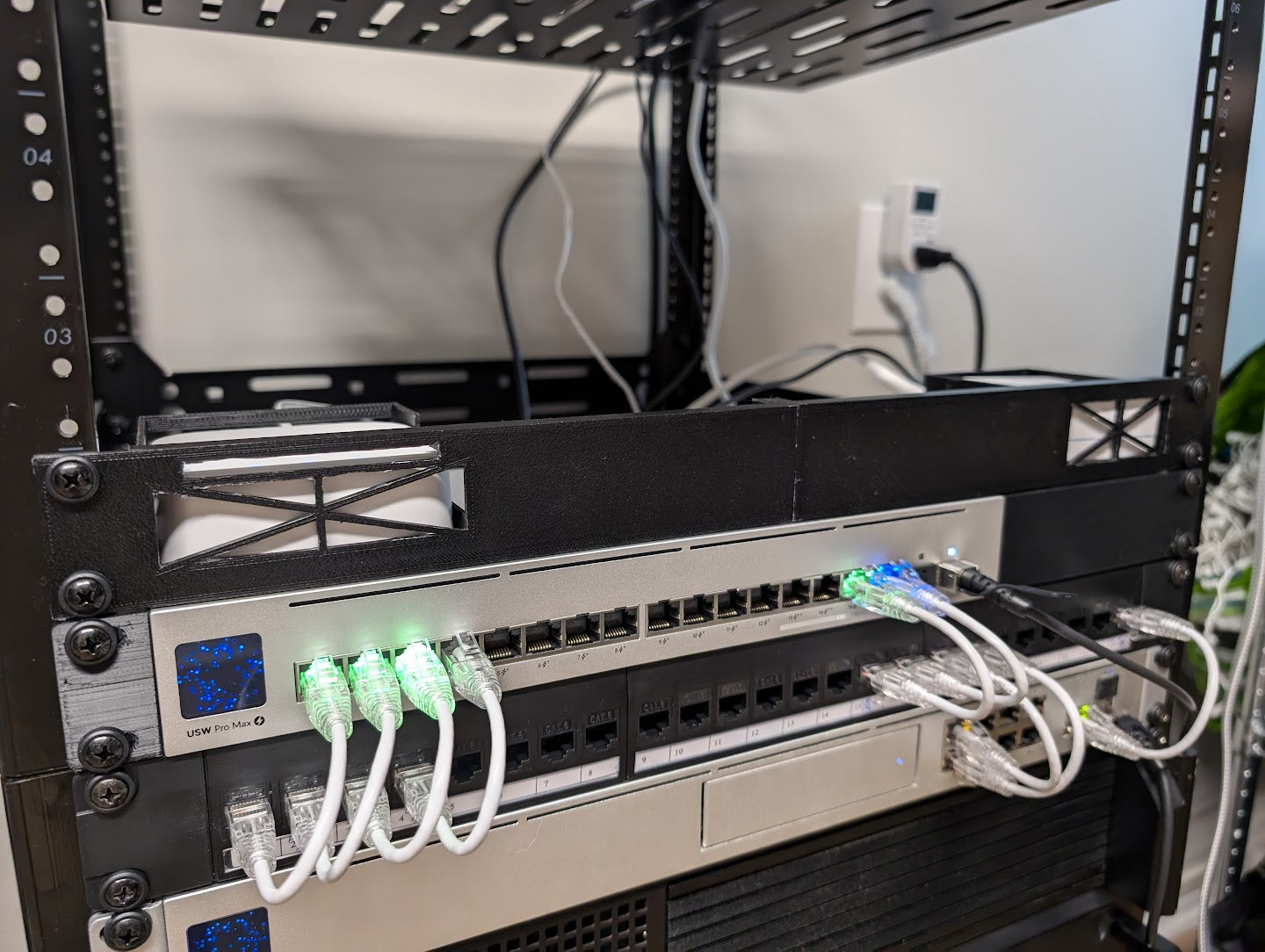 19-tums serverrack för Philips Hue och Lutron Caseta