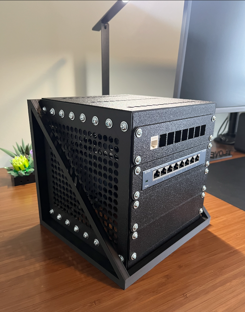 Väggfäste/hylla för Mini serverrack