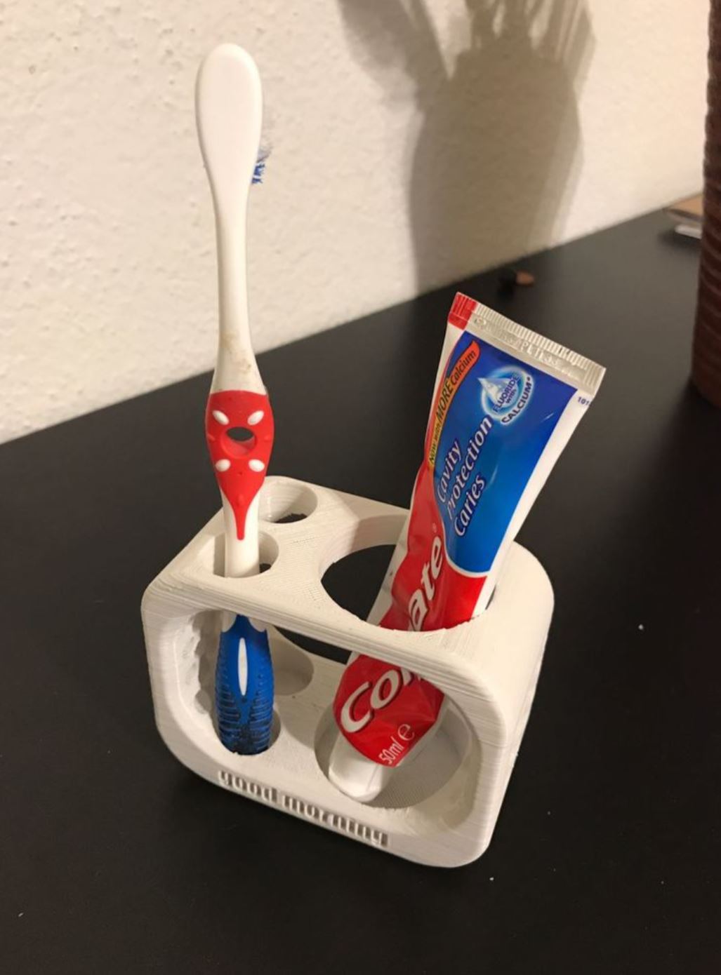 Tandborste och tandkrämshållare för två tandborstar