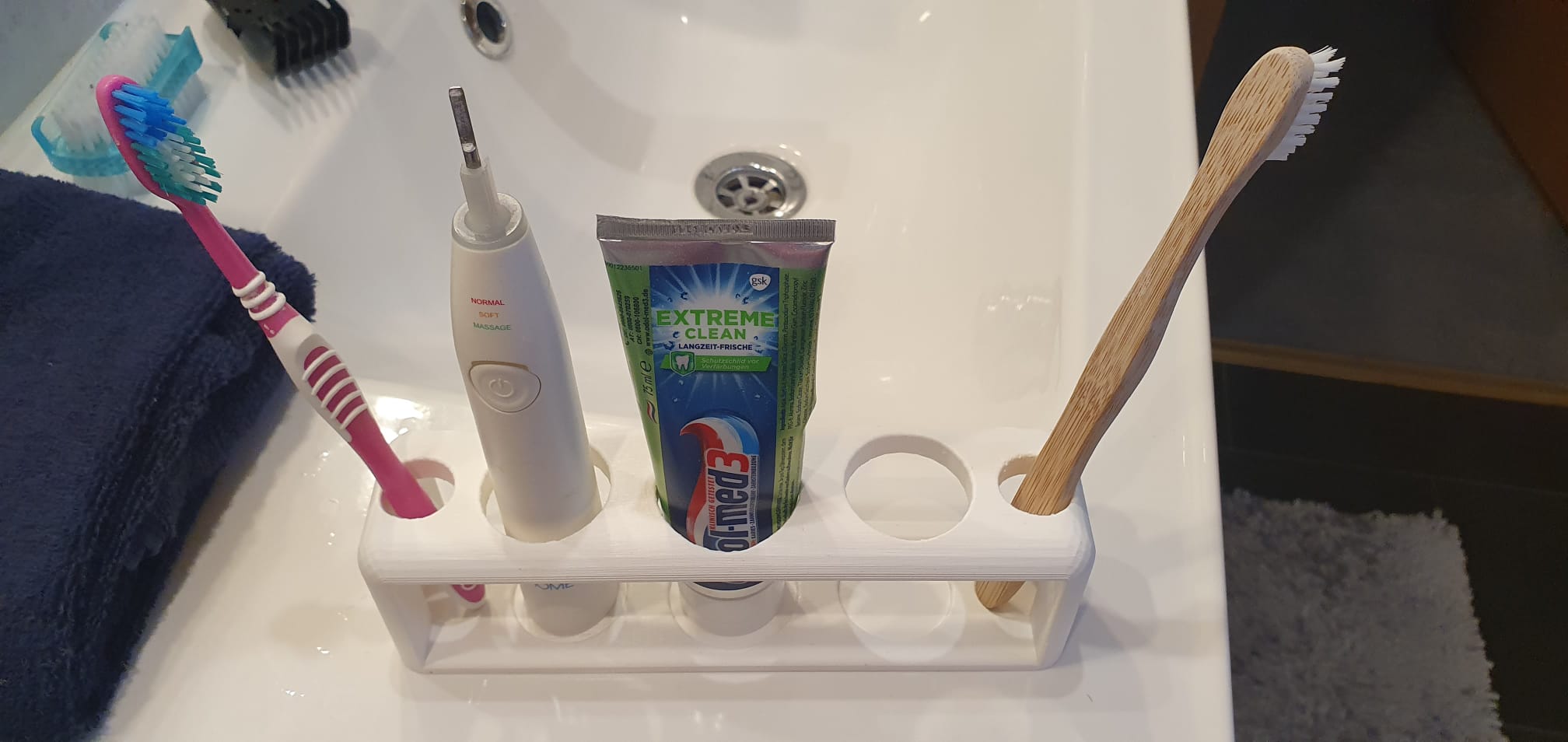 Tandborsthållare för 2 normala och 2 eltandborstar med plats för tandkräm