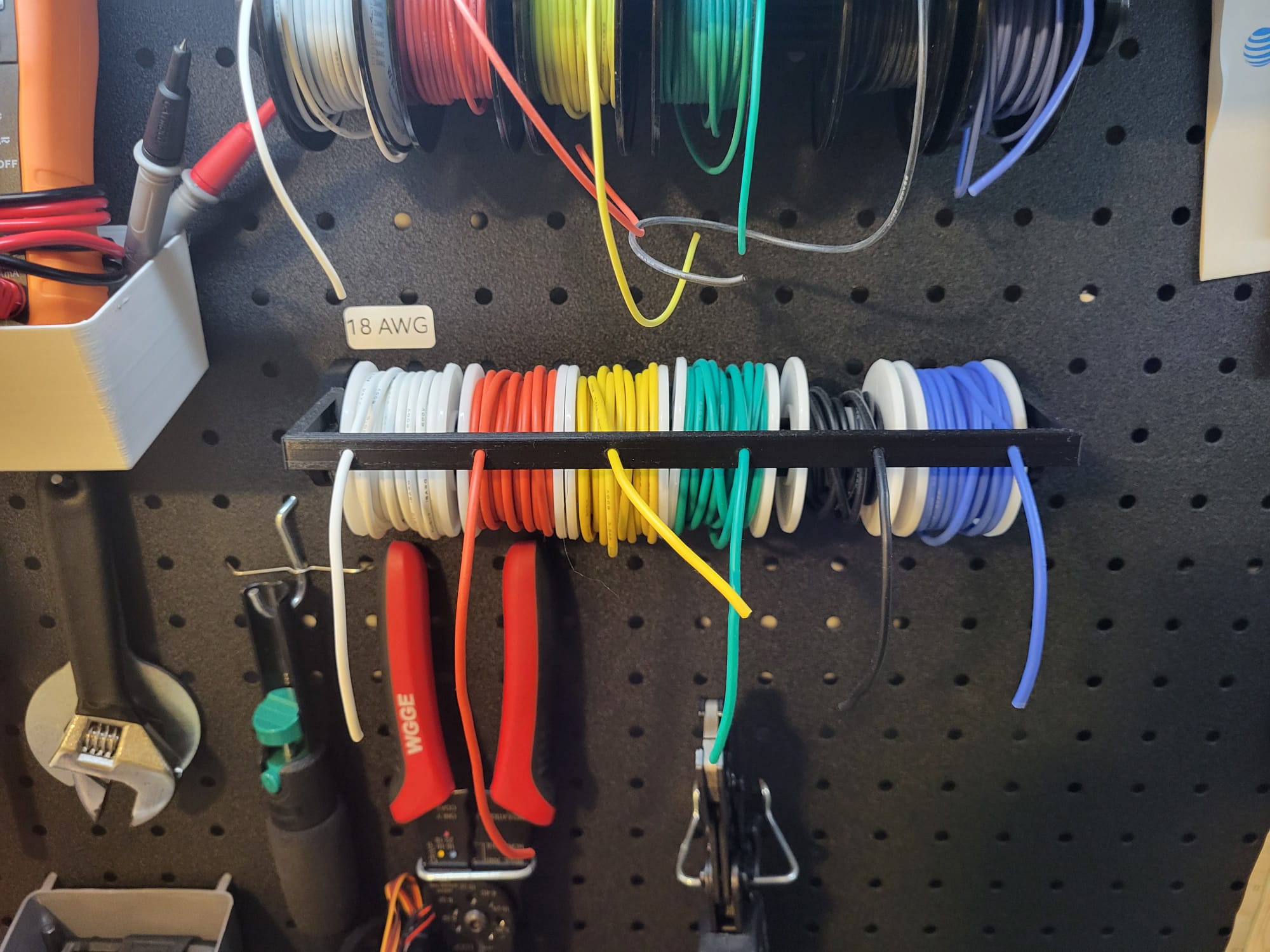 Elektrisk trådhållare för Pegboard