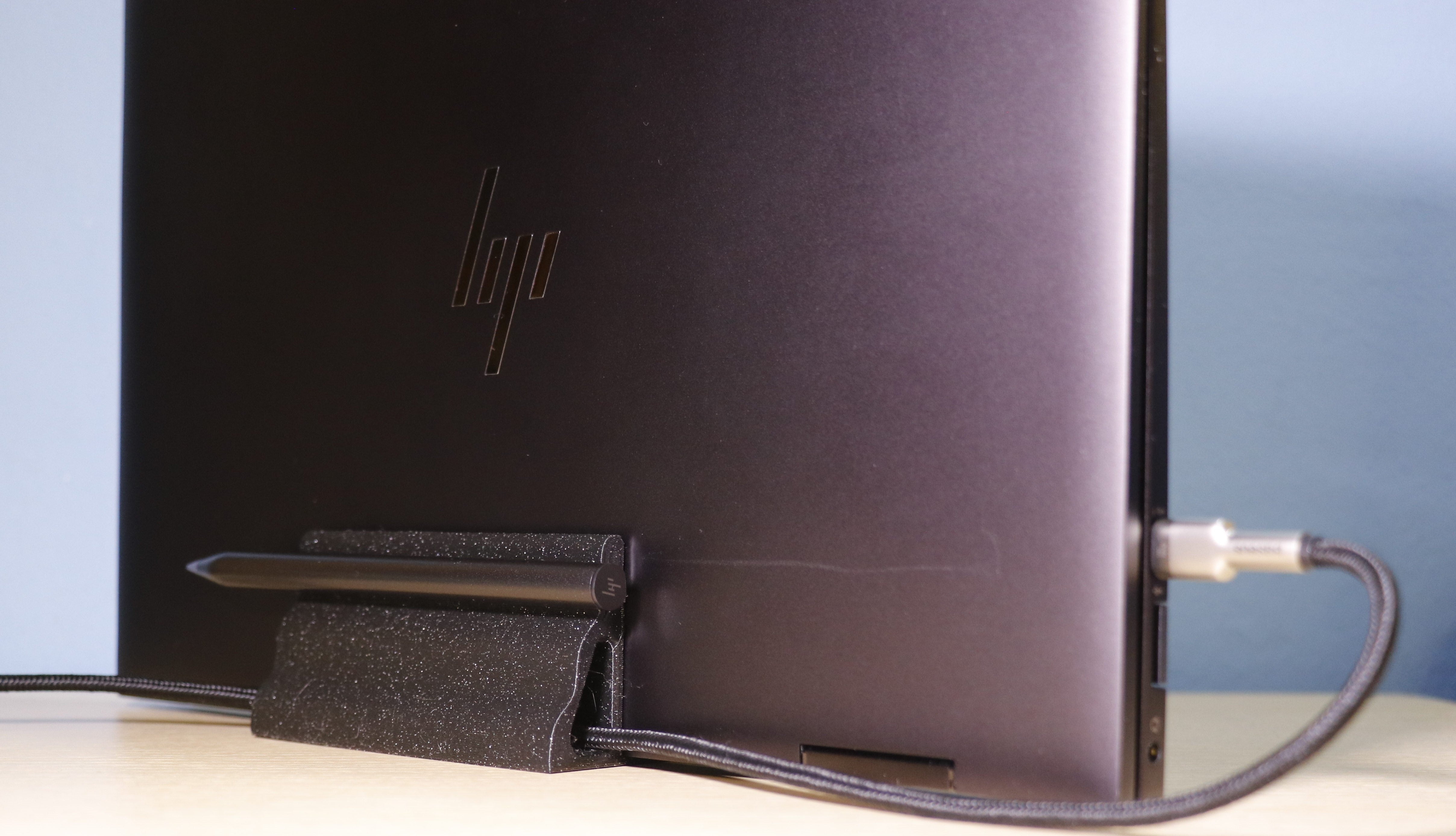 Laptopställ för HP Envy x360 13/15 med magnetisk pennhållare