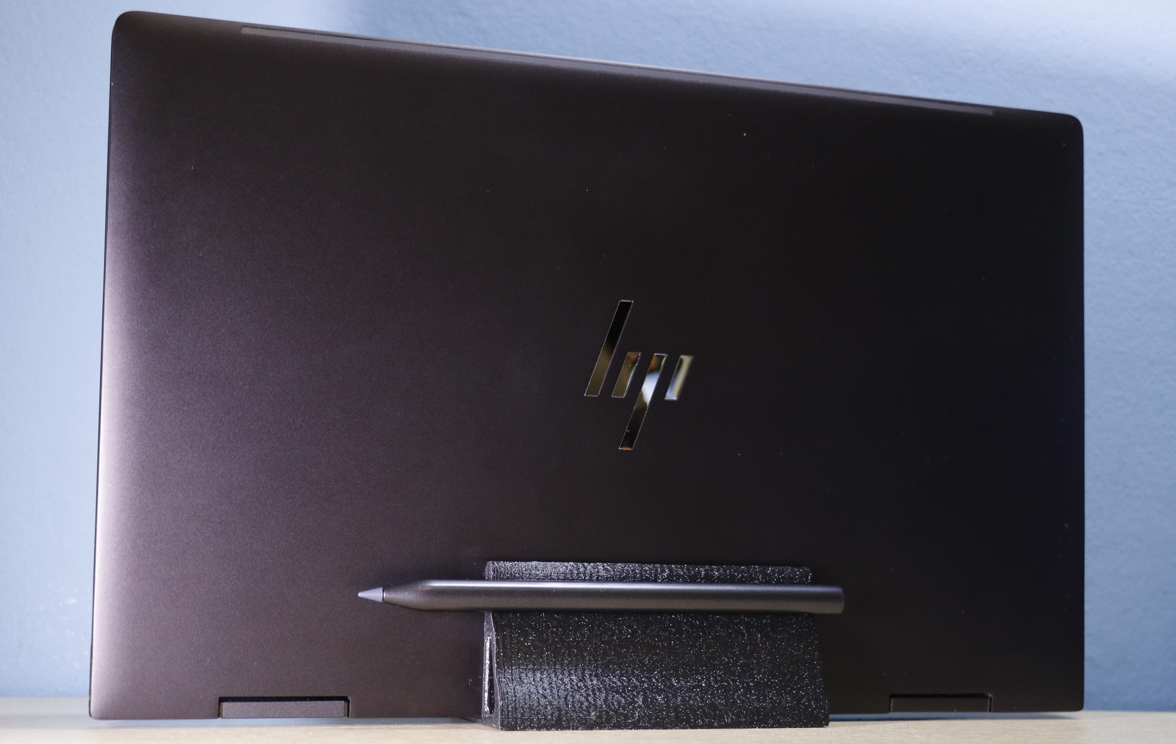Laptopställ för HP Envy x360 13/15 med magnetisk pennhållare