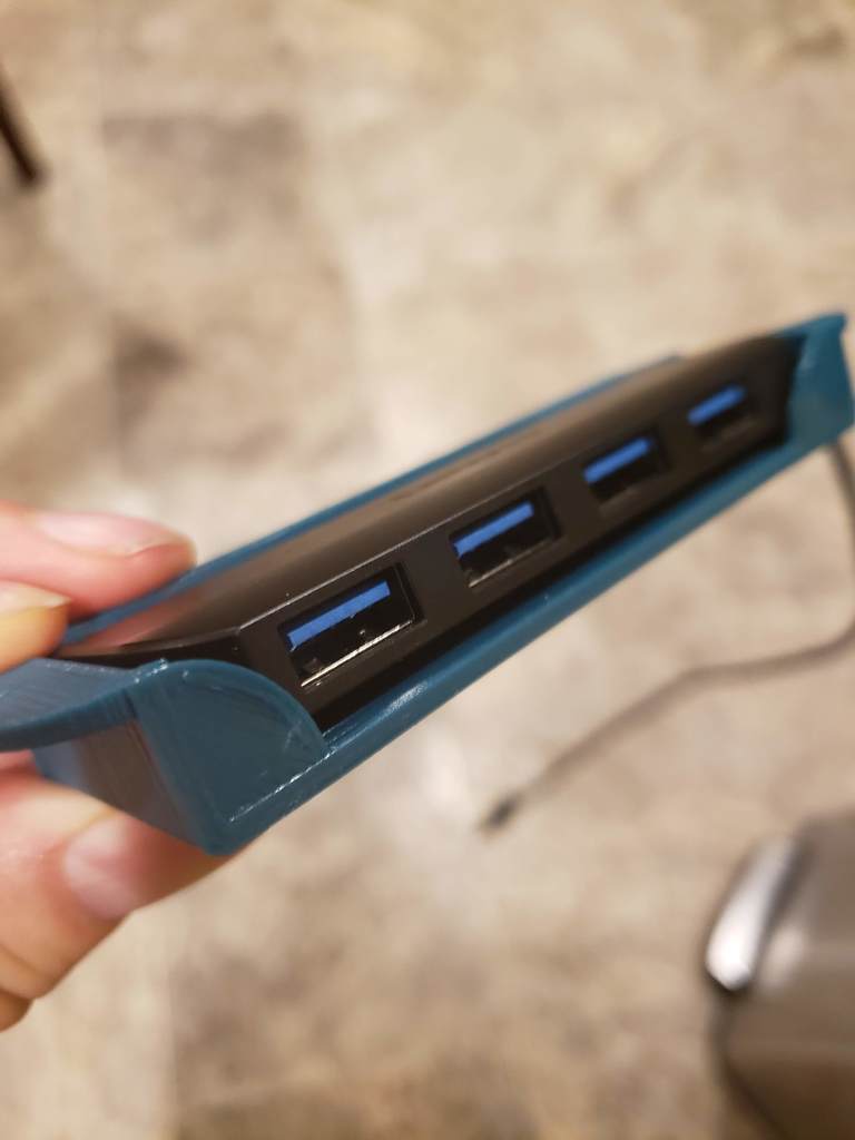 Under skrivbordsfäste för Lenovo 4-portars USB-hubb