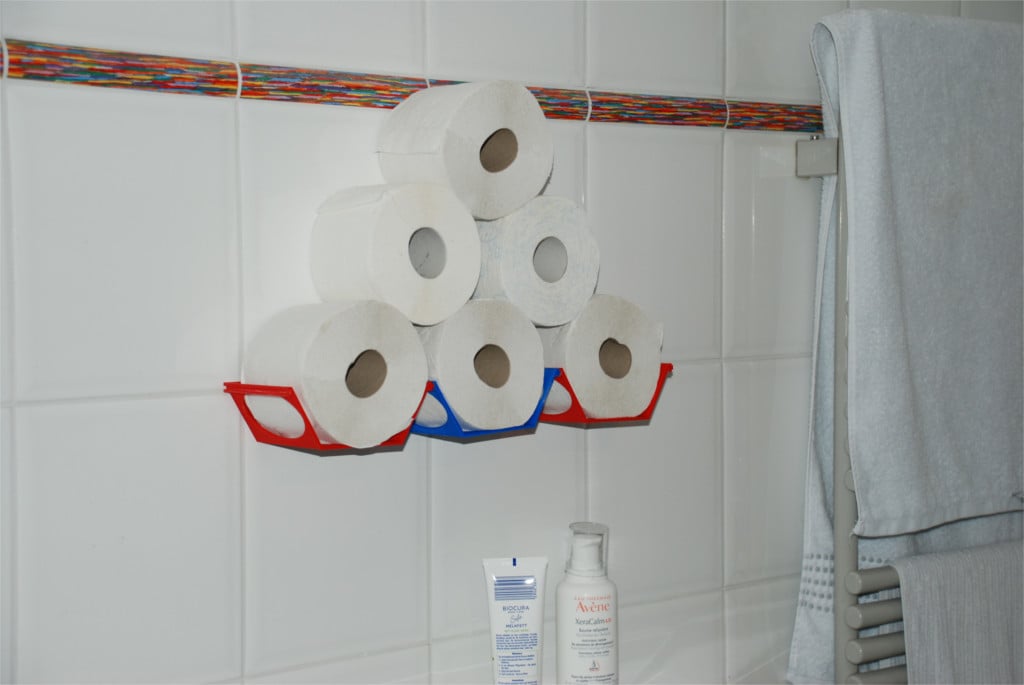 Väggmonterad, utdragbar toalettpappershållare