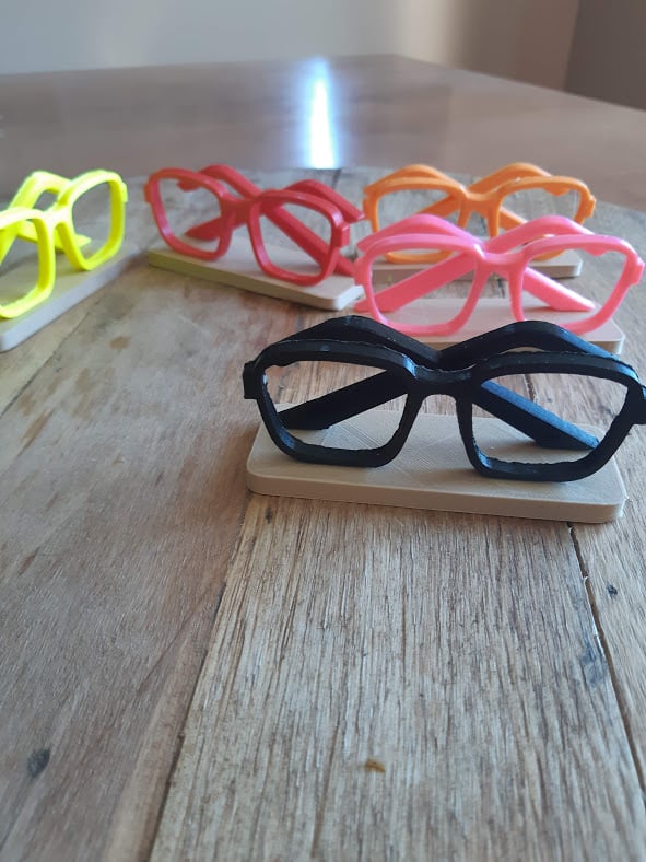 Enkel visitkortshållare - glasögonformad