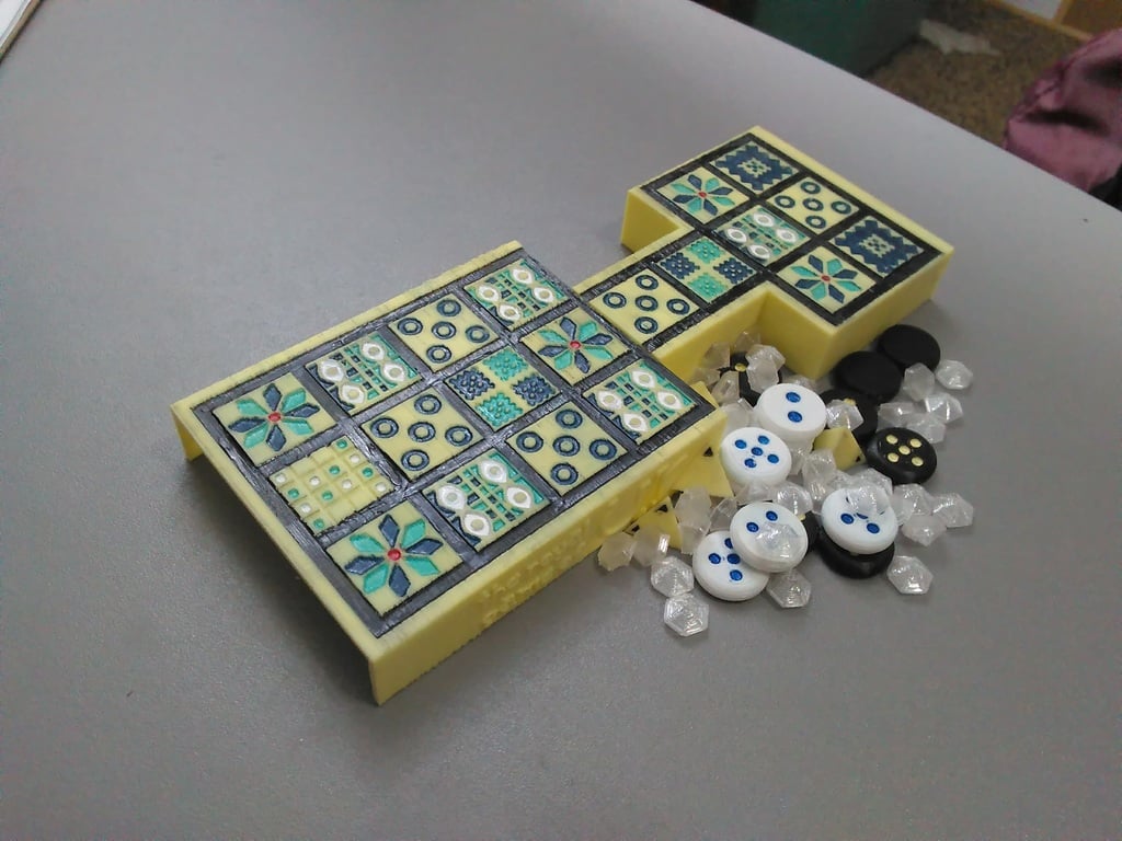 Royal Game of Ur med gångjärnsbord för förvaring