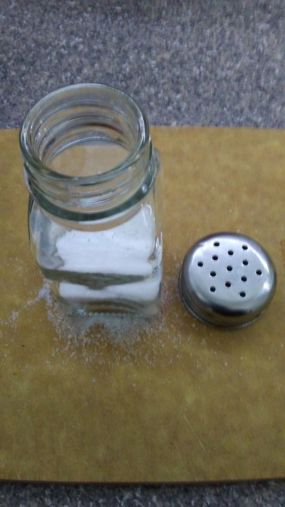 No-spill Salt shaker lock