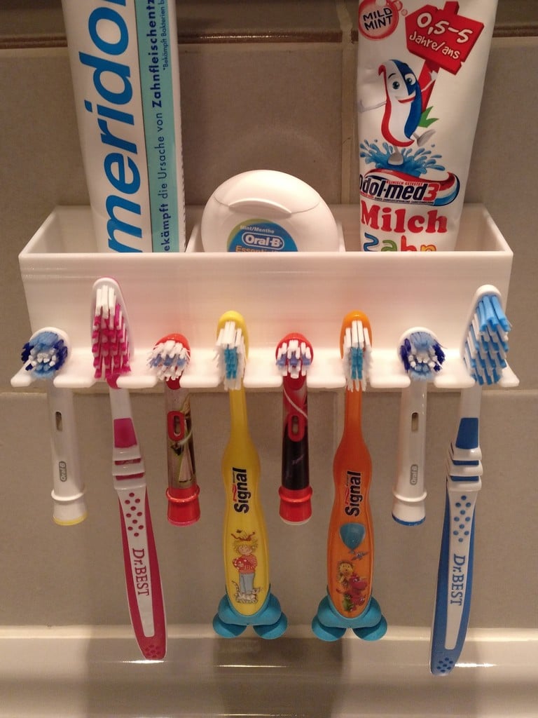 Väggmonterbar badrumsarrangör för tandborstar och tandkräm