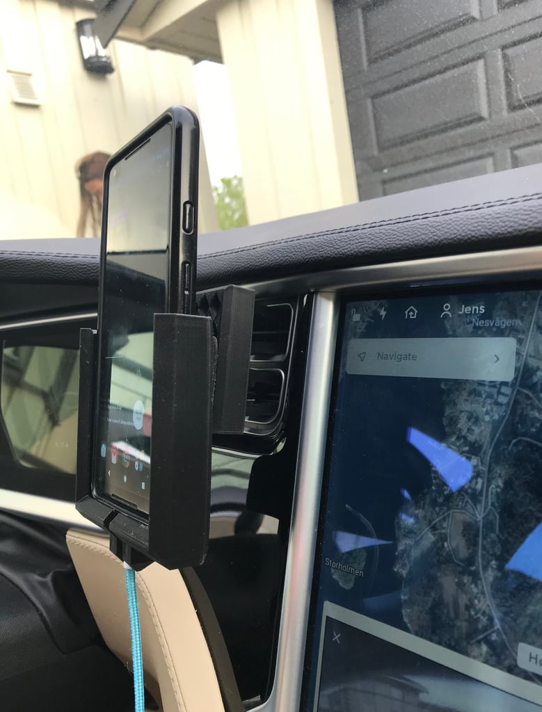 AC-monterad telefonhållare för Pixel 2 XL med Rhinoshield Crashguard i en Tesla Model S
