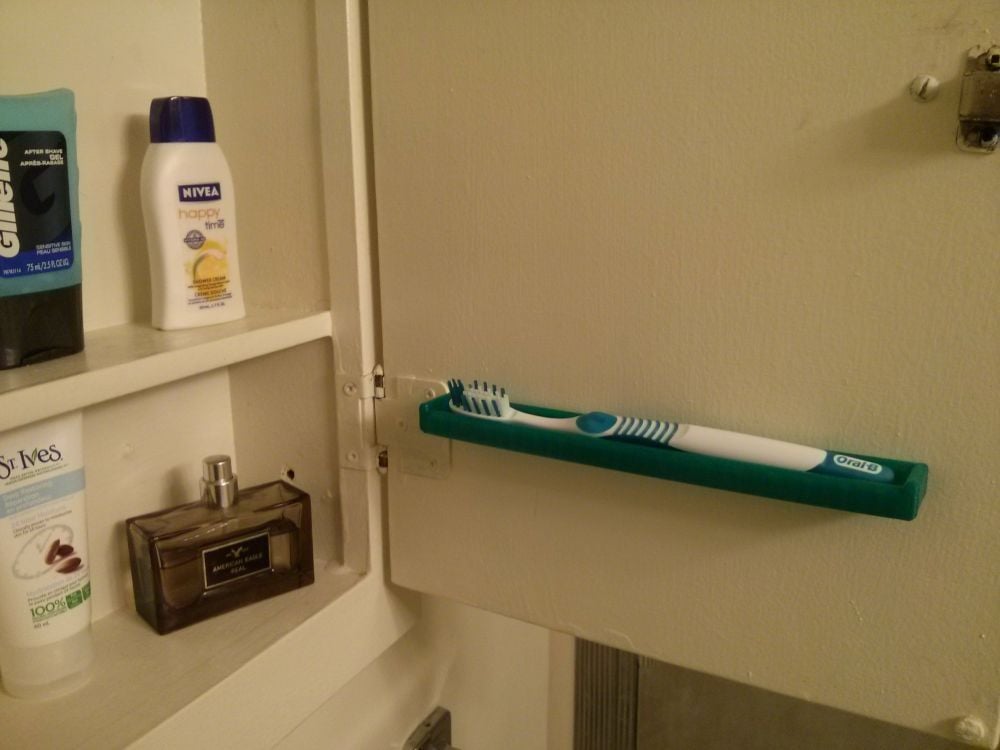 Platsbesparande tandborsthållare