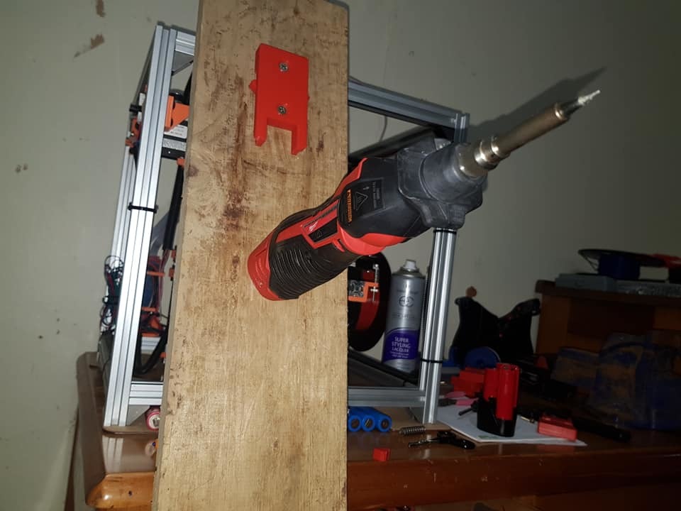 Väggfäste för Milwaukee M12 verktyg