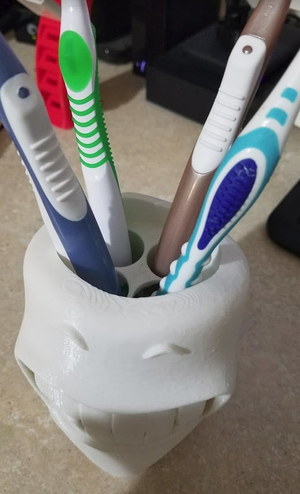 Leende tandborsthållare med dräneringssystem