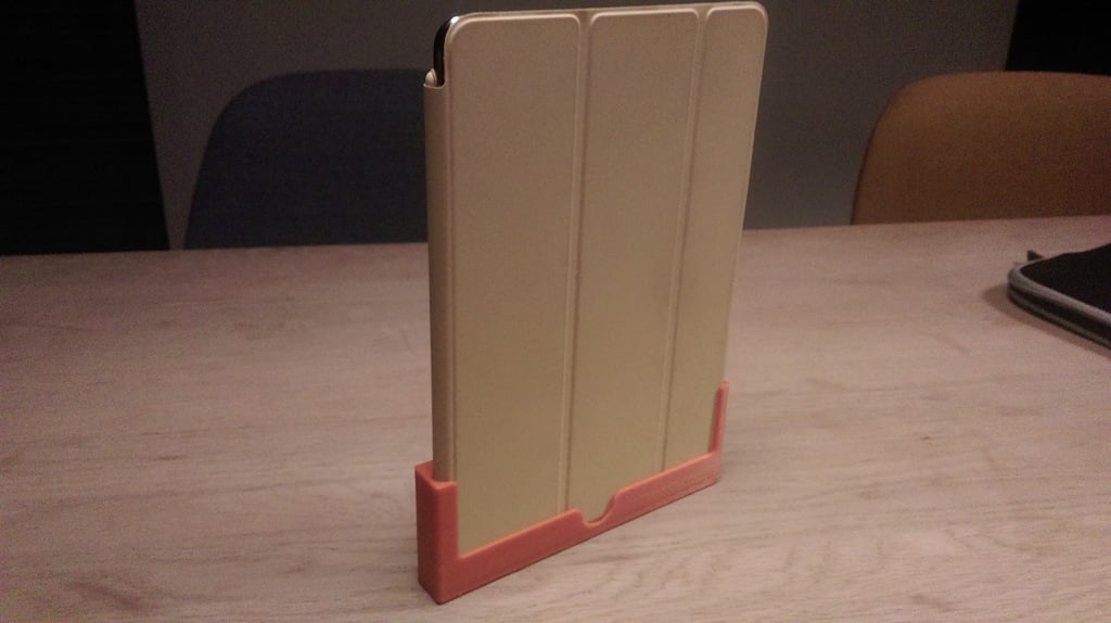 iPad Mini väggfäste med skal och laddningskabel