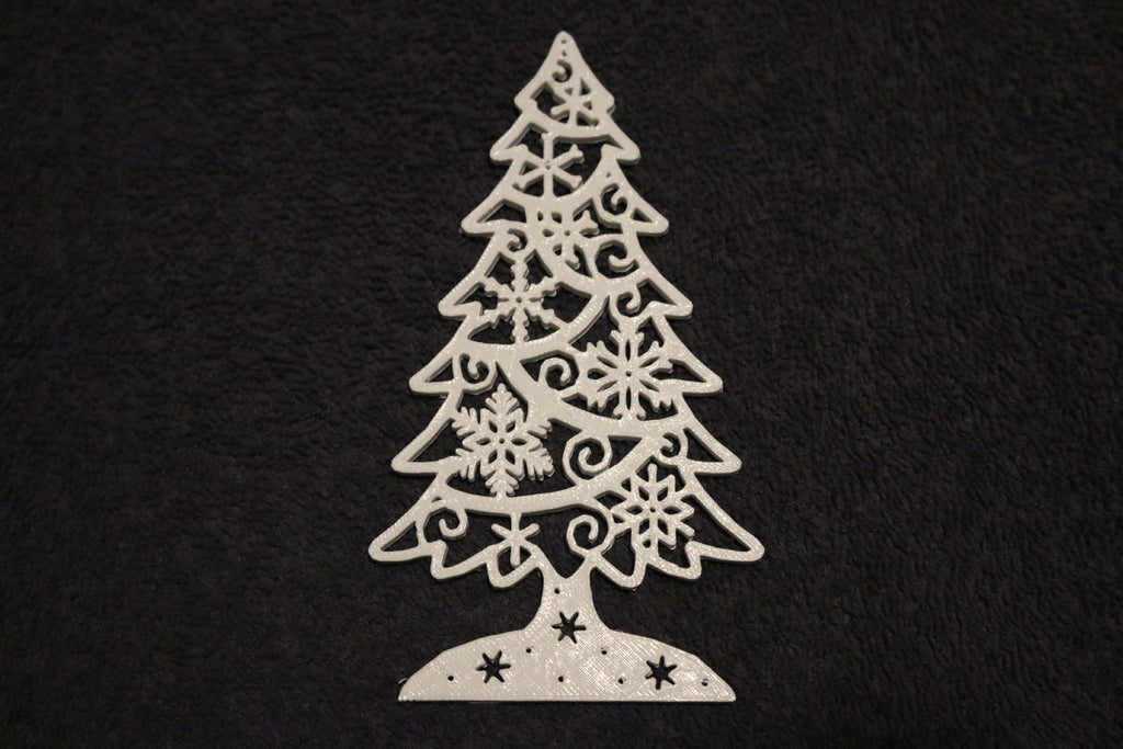 Julgran med snöflinga ornament
