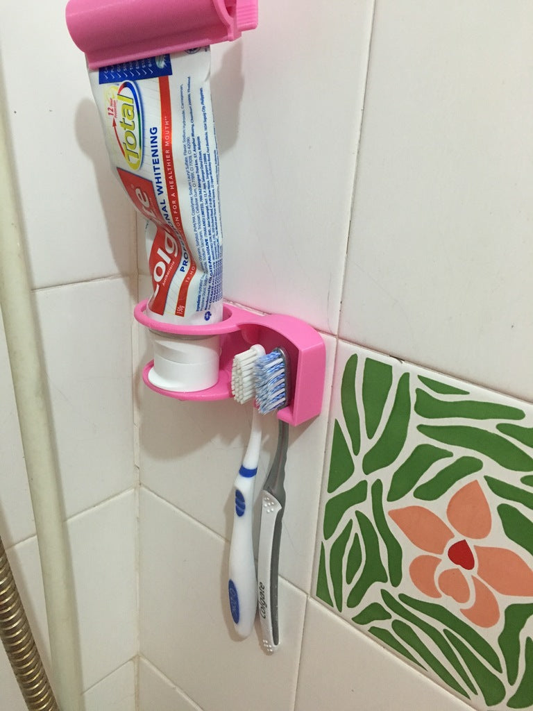 Tandborsthållare för toalettartiklar med utökad design för tandkräm