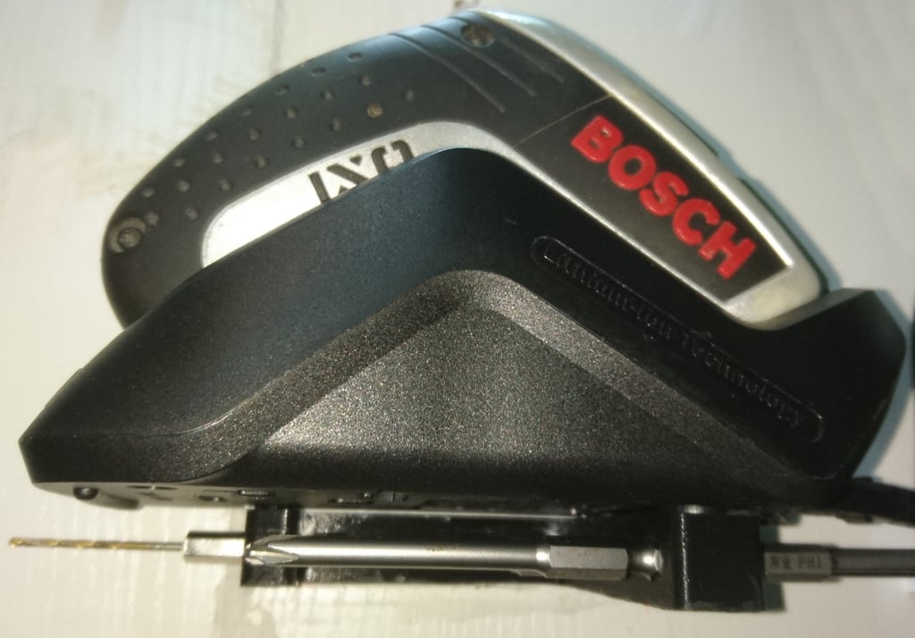 Bosch IXO4 vägghållare med plats för bits