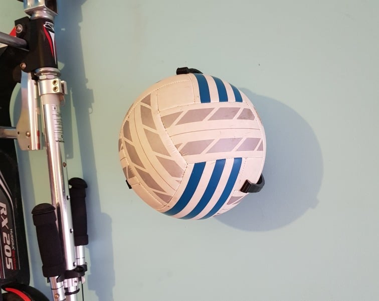 Väggmonterad hållare för fotbolls- och volleybollstorlekar