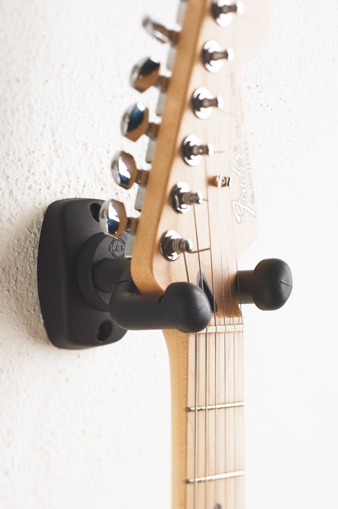 Universal väggfäste för gitarr med gravitationshållning och rörliga delar