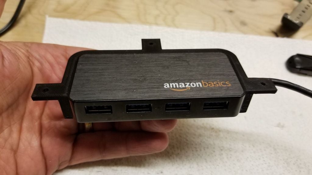Montering under skrivbordet för AmazonBasics mini 4-ports USB-hubb