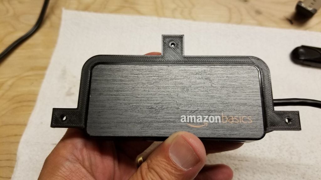 Montering under skrivbordet för AmazonBasics mini 4-ports USB-hubb