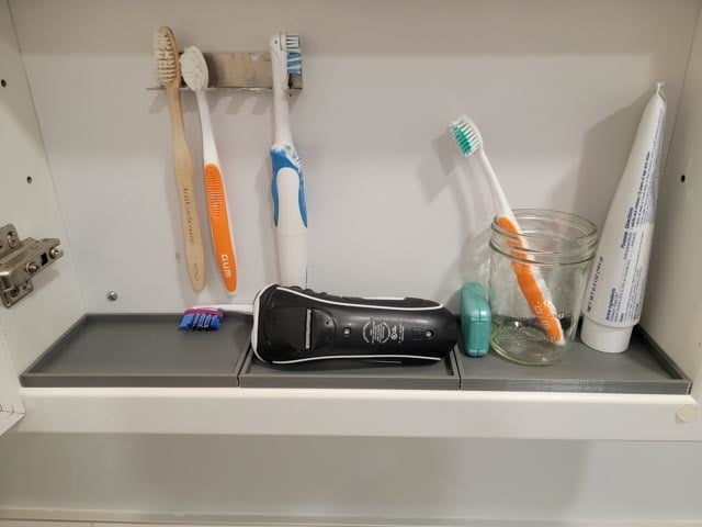Tandborsthållare för medicinskåp