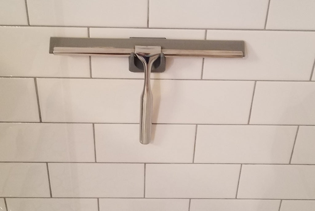 Hållare för duschbadrumsskrapa