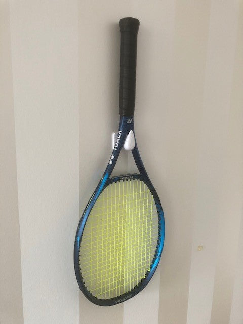 Enkel väggmonterad hållare för tennisracket